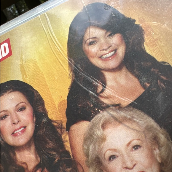 Hot in Cleveland: The Complete TV Series, 6 Seasons DVD,Subtitled|Bonus Features - Picture 15 of 16